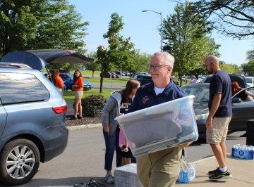 President Pfannestiel helps students move in Fall 2023